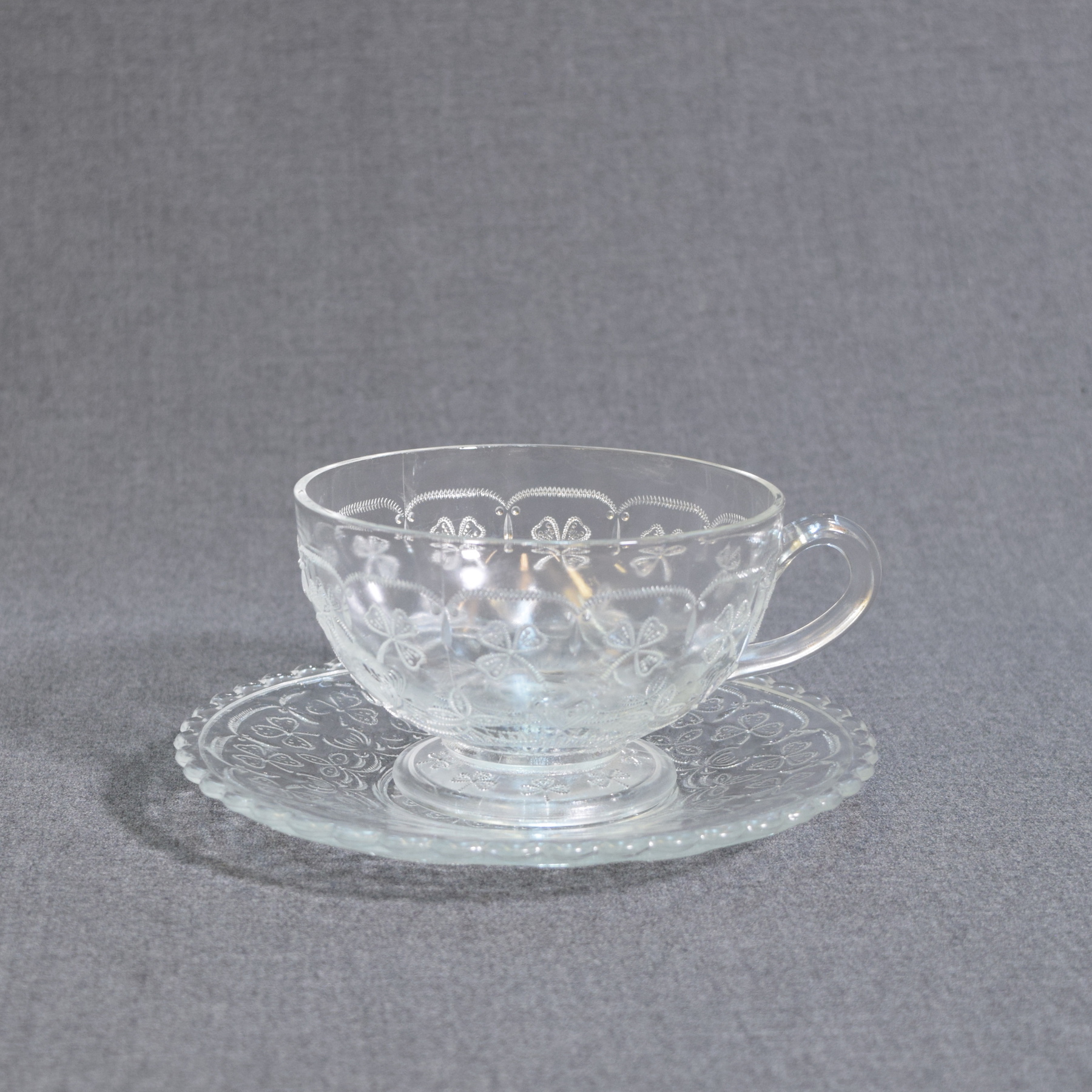 Nuutajärvi 1893/1977 Apila teekuppi ja aluslautanen