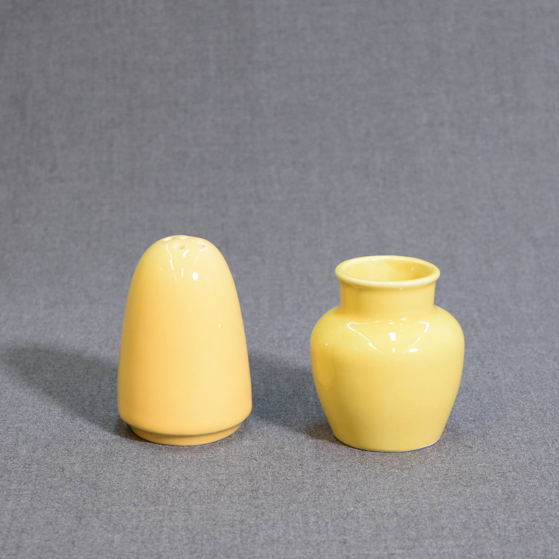 Vintage Arabia -sinappipurkki ja Fiesta -tyylinen sirotin