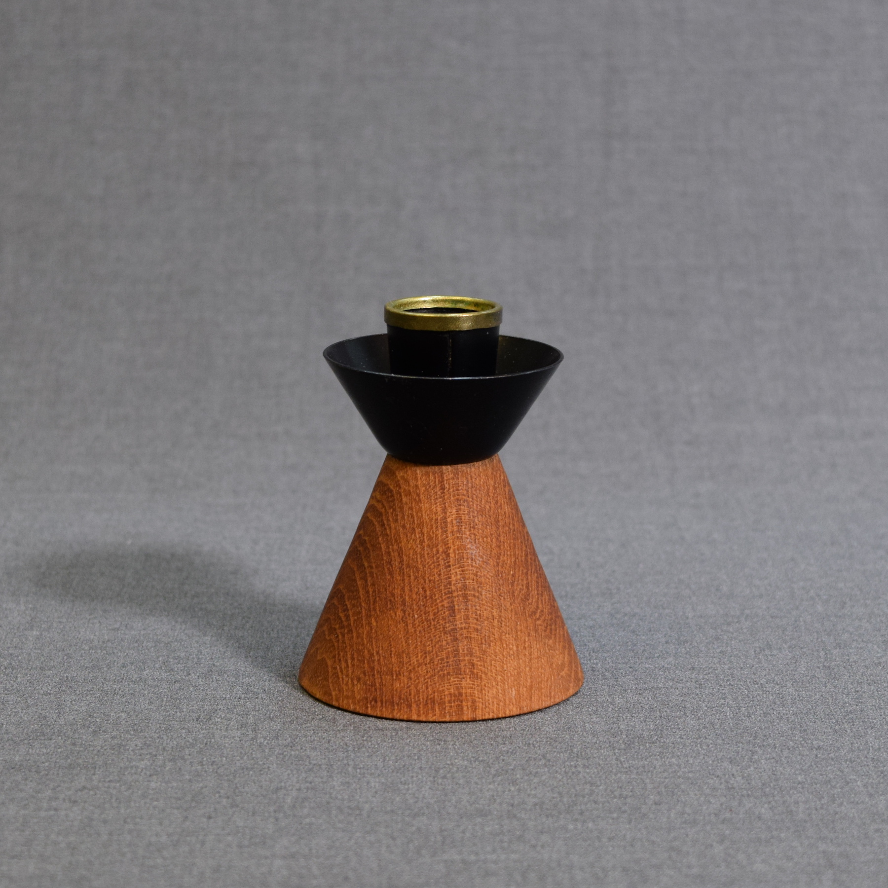 Kynttilänjalka metallia ja tiikkiä