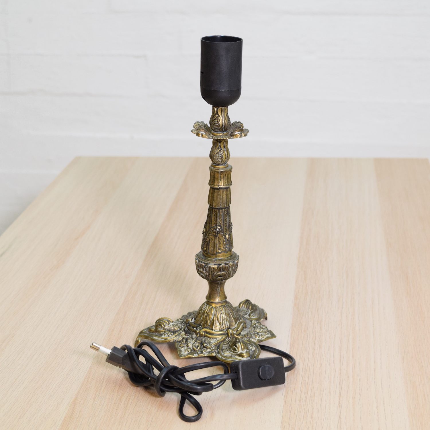 Metallinen pöytävalaisin 