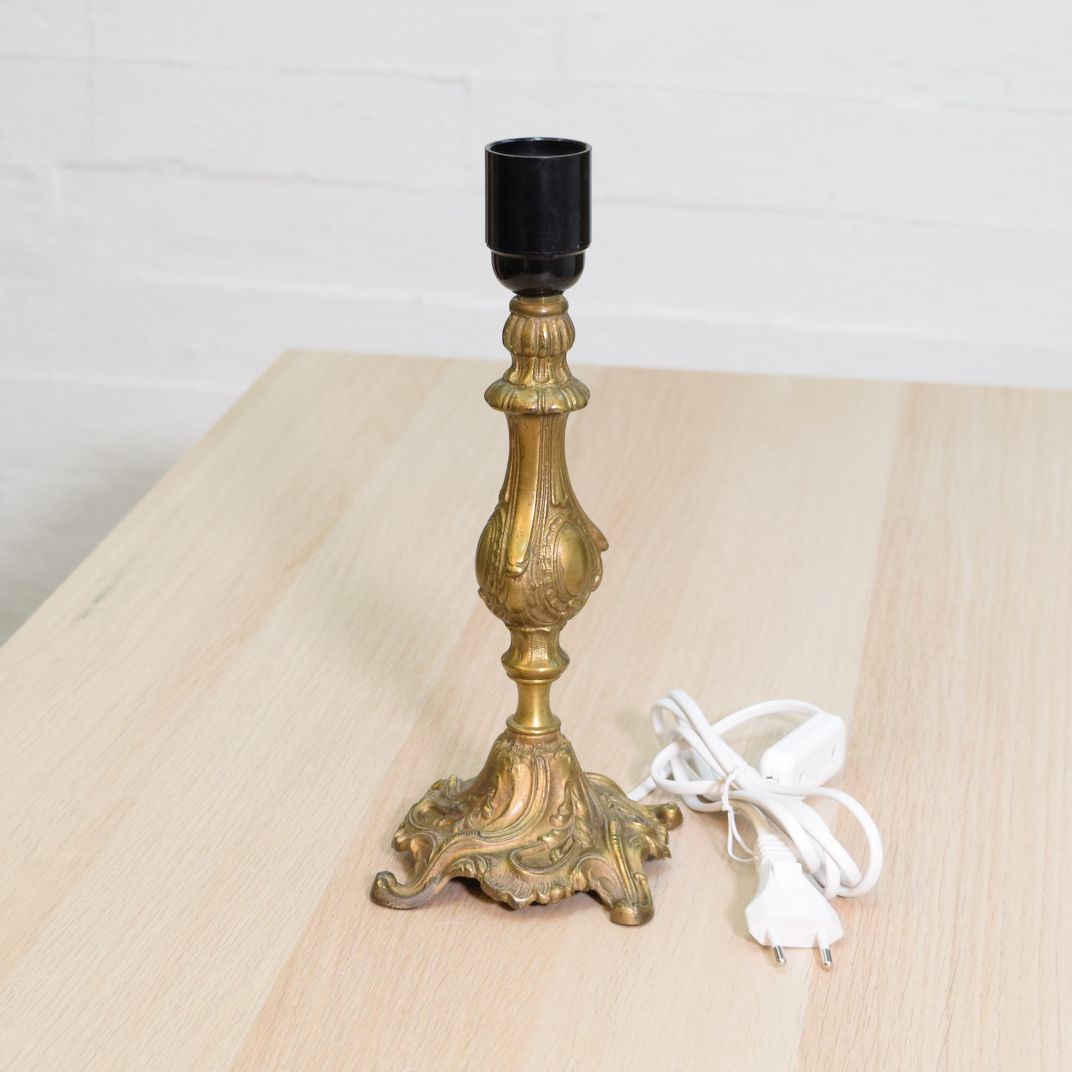 Metallinen Sario pöytävalaisin 